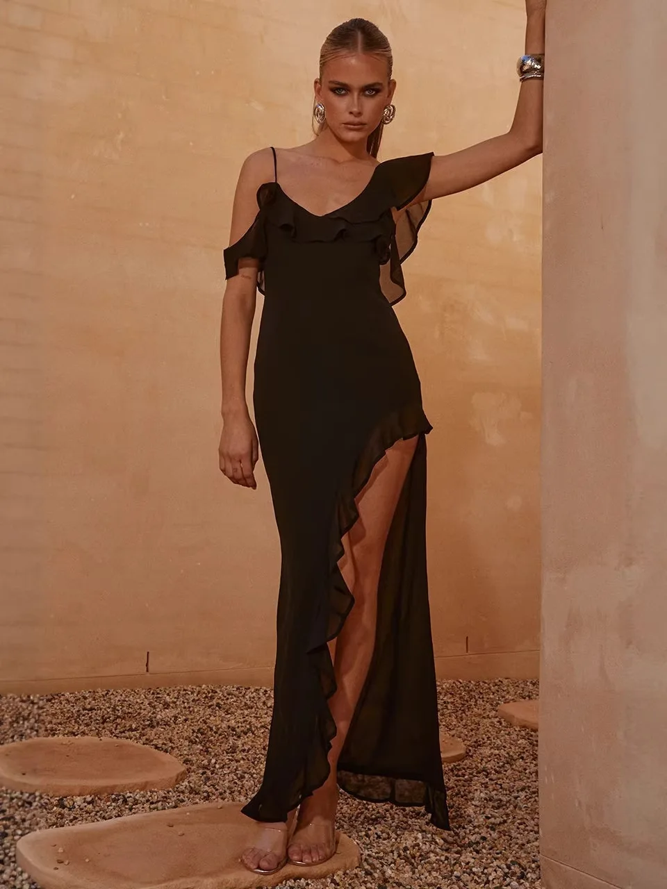 Vestido camisola feminino de chiffon com babados irregulares, sexy e elegante; saia midi preta com fenda, estilo ousado; infantil.
