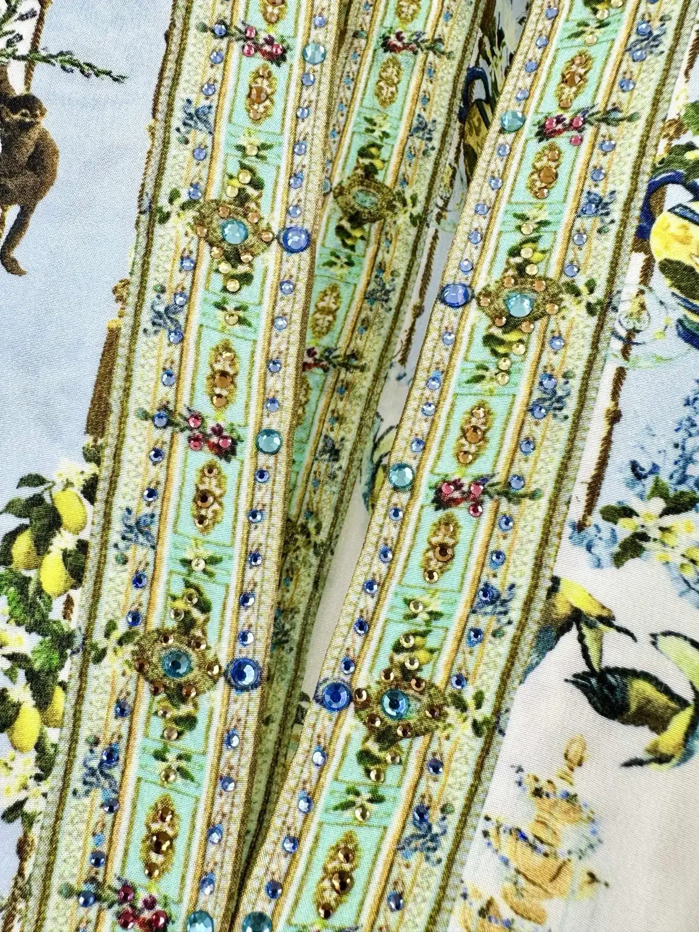 ชุดเดรสยาวประดับคริสตัลลายดอกไม้สีเขียว คอวี สายคล้องคอ เปิดหลัง แขนกุด ทรงบานใหญ่ หรูหรา ผ้าไหมแท้ 100% สำหรับผู้หญิง ปี 2025