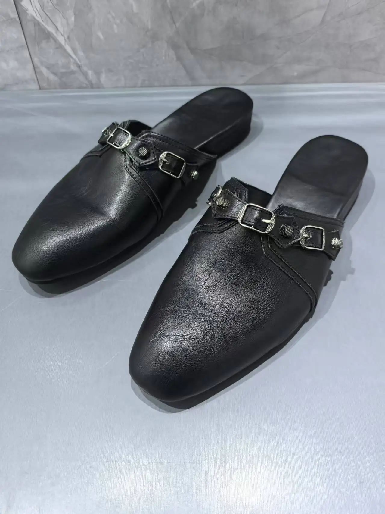 Retro Style Rivet And Buckle Decoration Men\'s Leather Slippers Comfortable Slip On Round Toe Black Mules Outside Slipper Sandals