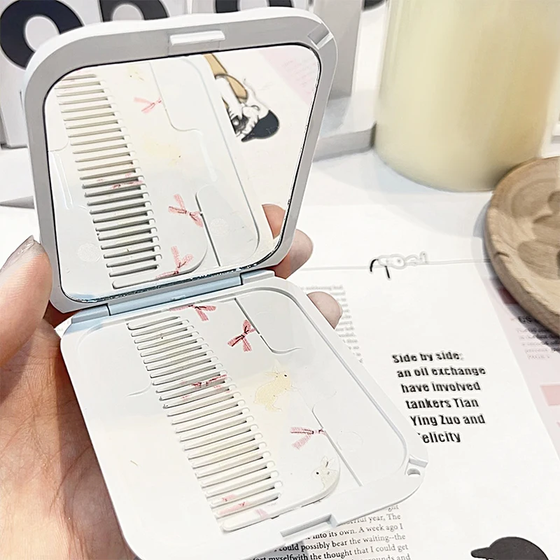 Espejo de maquillaje plegable con tapa abatible y lazo de conejo blanco, espejo de bolsillo portátil, espejo de maquillaje cosmético rectangular para mujer con peine