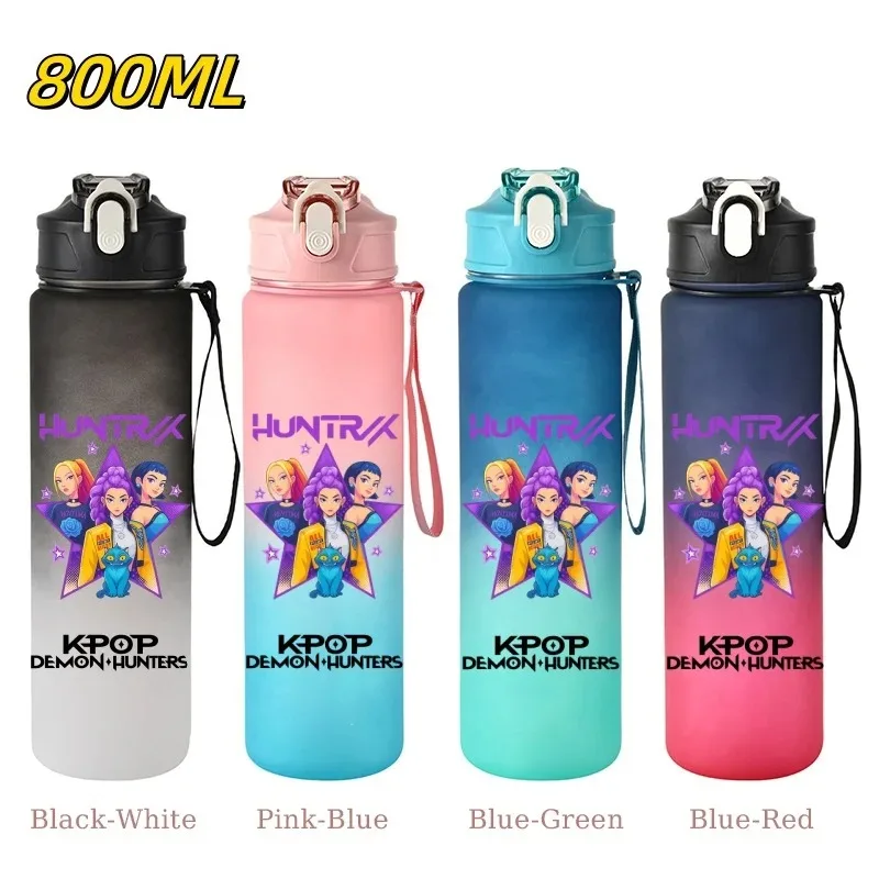 ขวดน้ำ KPop Demon Hunters ขนาด 800 มล. พร้อมหลอดดูด ลายมิรา รูมิ โซอี้ ขวดเชคเกอร์พร้อมสายสะพายพกพา แก้วน้ำสำหรับเดินทาง ของขวัญสำหรับแฟนคลับ