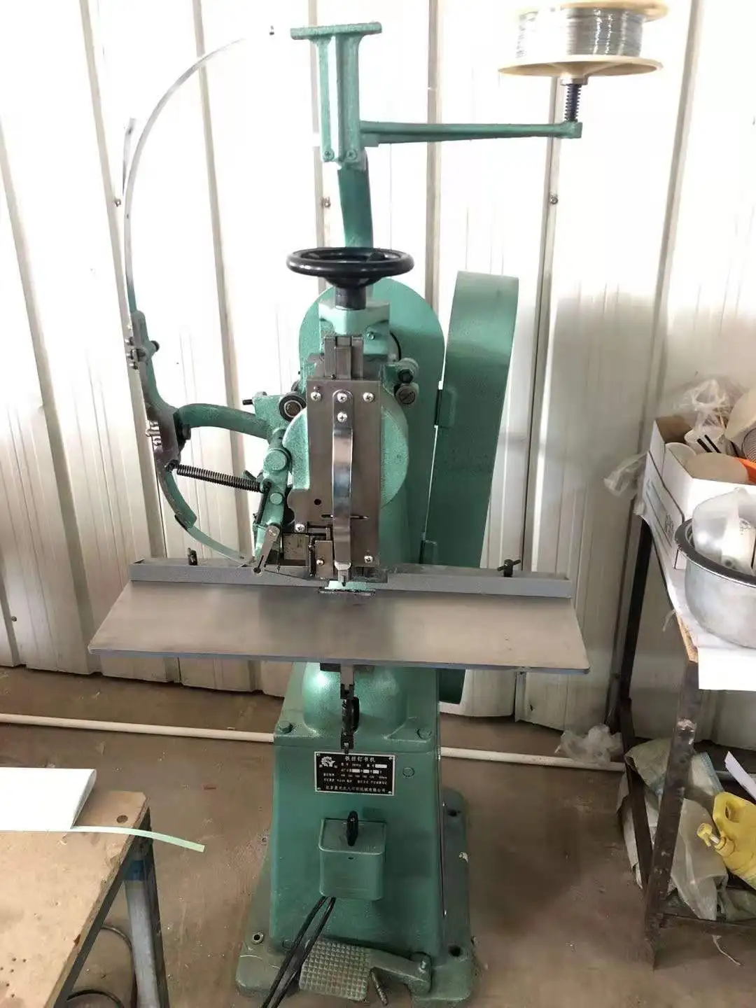 Semi-automatic One Head Saddle Wire Book Stitching Machine