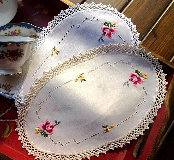 2PCS Foreign Trade Pure Cotton Yarn Hook Edge British Retro Palace Hand-embroidered Fabric Coaster about 20X29CM Rose