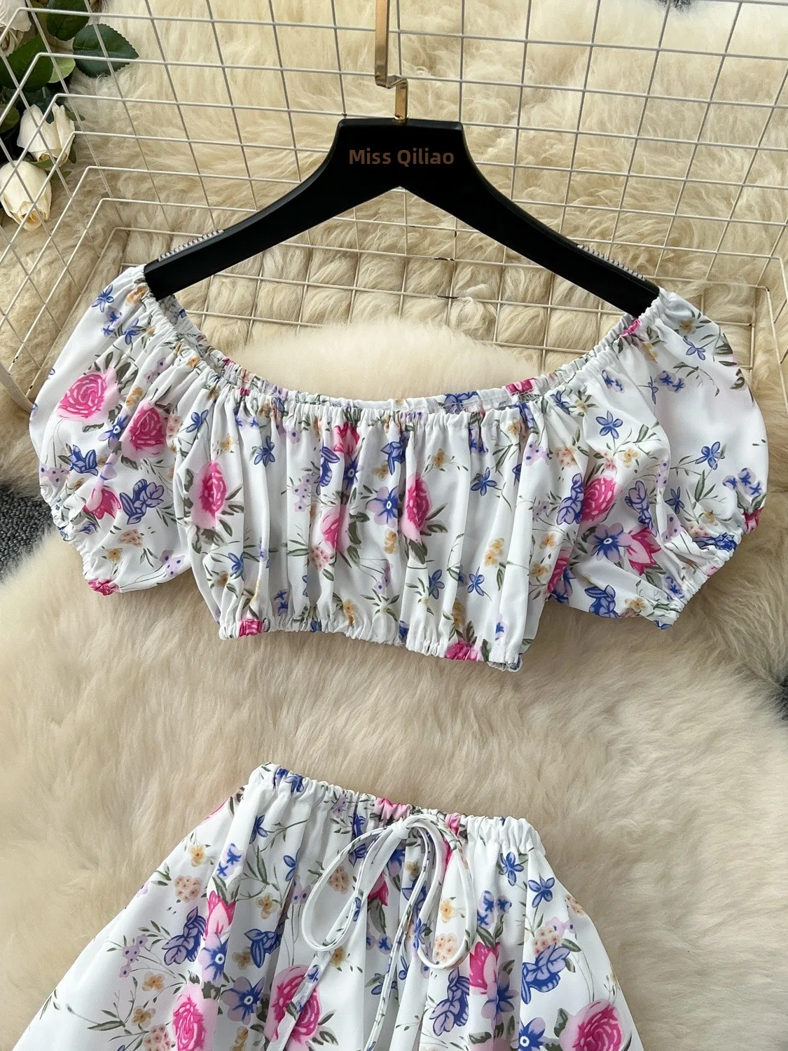 بلوزة صيفية بطبعة زهور مع تنورة نصفية عالية الخصر من الدانتيل، طقم أزياء نسائية للعطلات، بلوزة بكتف واحد وأكمام منتفخة