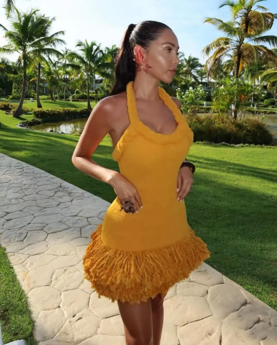 เดรสสั้นเปิดหลังประดับพู่เซ็กซี่สำหรับฤดูใบไม้ร่วงและฤดูหนาว  ชุดเดรสหรูหราสำหรับผู้หญิง สายเดี่ยว  ชุดราตรีงานเลี้ยงค็อกเทล งานพรอม สีเหลือง ปี 2025