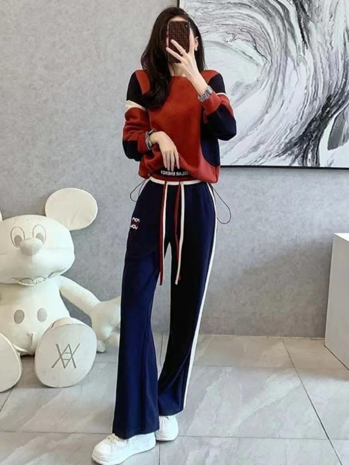 

Весенне-осенний комплект 2026: Новинка! Спортивный повседневный костюм-двойка для женщин: худи с цветными блоками и длинные брюки, с длинным рукавом, круглым вырезом, оверсайз.