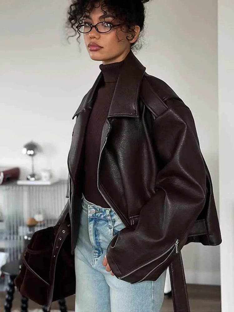 خمر بولي Leather الجلود الدانتيل يصل حزام سترة المرأة التلبيب سستة جيب فضفاض معطف قصير 2025 الخريف سيدة شيك شارع العليا أبلى