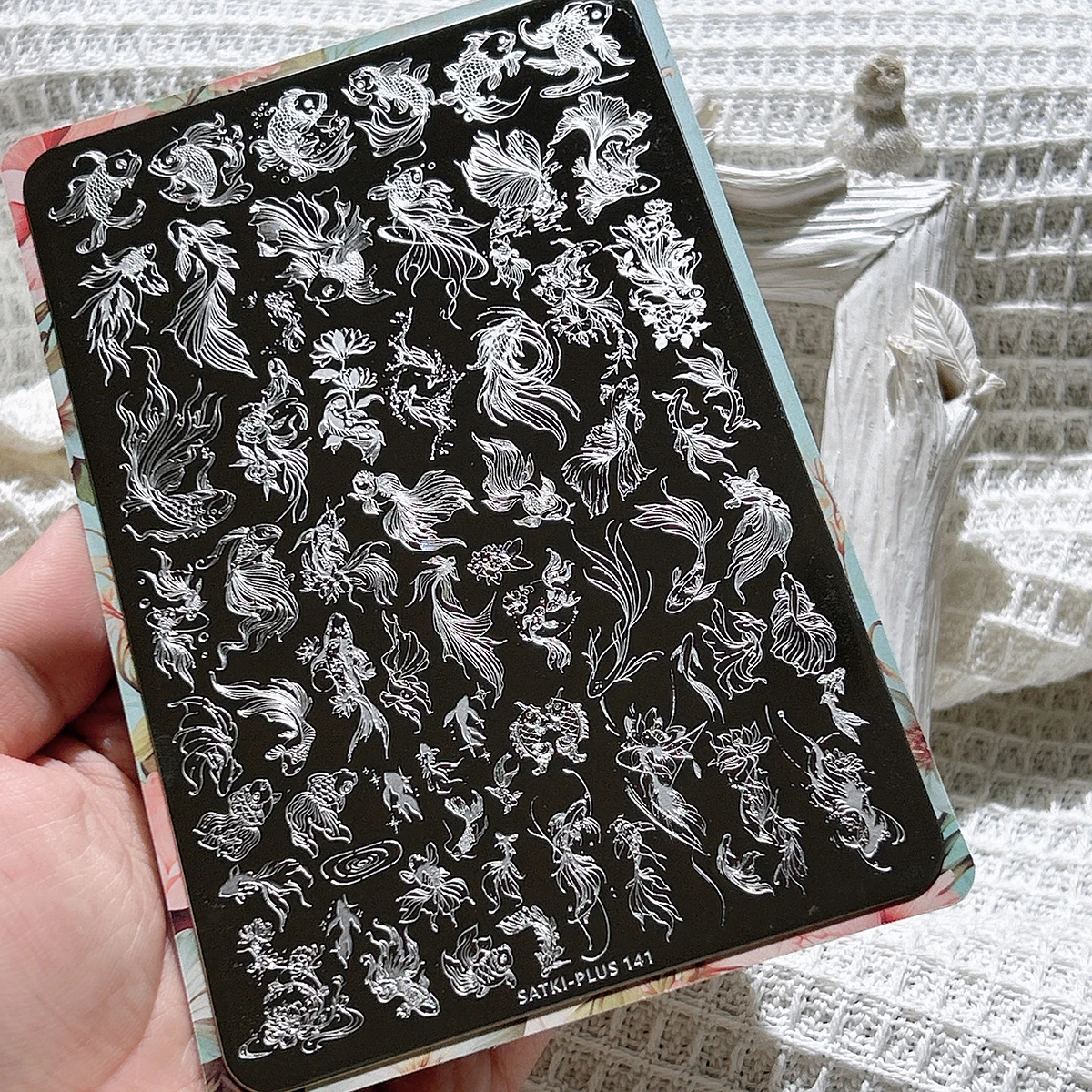 

Пластина для штамповки ногтей, стальная пластина для штамповки, благоприятная для начинающих, без ручной росписи, шаблон для украшения ногтей, новый китайский стиль, вышивка ногтей в национальном стиле, насыщенная рыба, золотая рыба, счастливая рыбка, быс