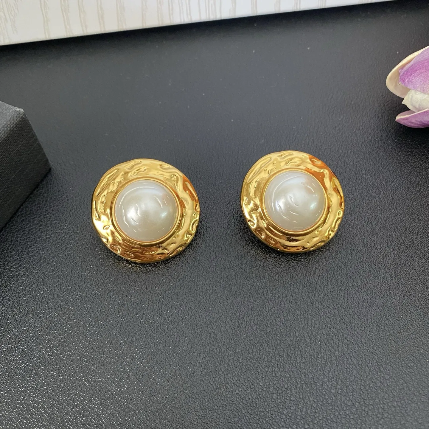 

European and American Fashion Style Retro Pearl Pendant Resin Ear Clip Brass Material 18K Electroplating Process