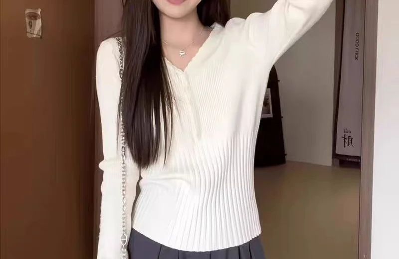 V-neck Long Sleeved Knitted Sweater for Women in Autumn and Winter, Small and Short, Slim Fit, Inner Sweater, Early Autumn Top