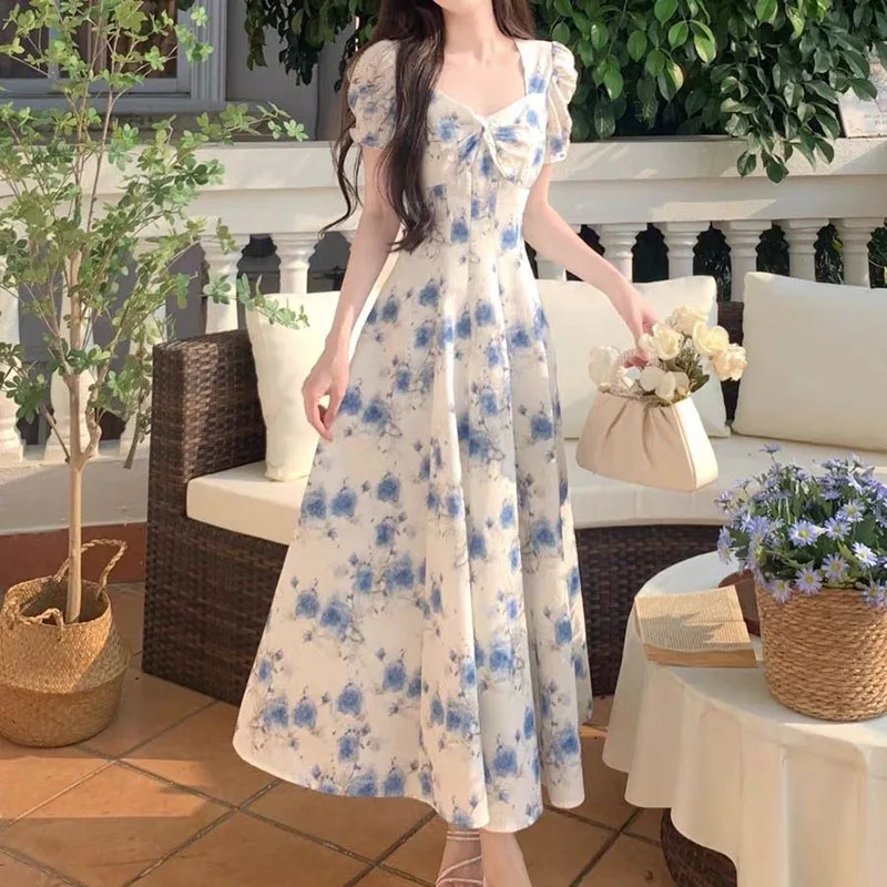 فستان جميل بياقة مربعة وأكمام منتفخة ومطبوع عليه زهور ملابس نسائية لصيف 2025 فساتين كورية فضفاضة جديدة بأكمام قصيرة