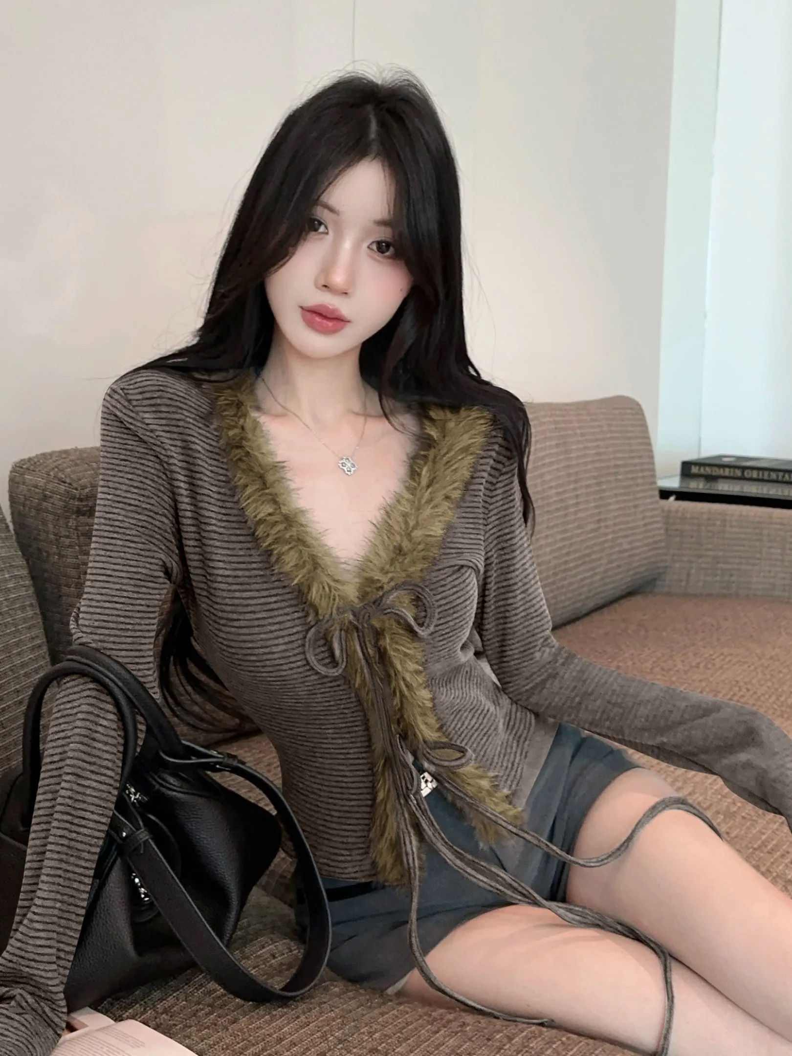 Splendido Cardigan Invernale da Donna in Velluto di Cotone con Scollo a V, Collo in Pelliccia Sintetica e Cintura, Design alla Moda