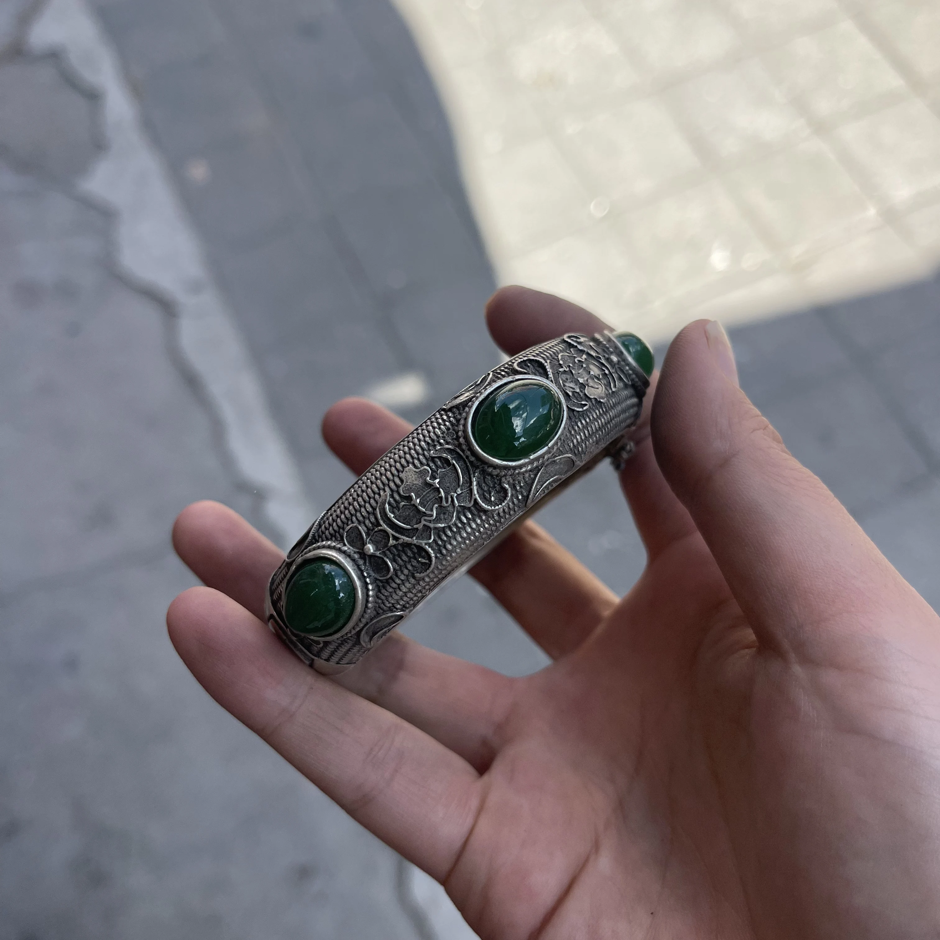 Vintage Tibetan Silver Hinged Bangle for Women Filigree Craft Inlaid Green Jade Stone Retro Ethnic Open‑Close Cuff Bracelet Folk