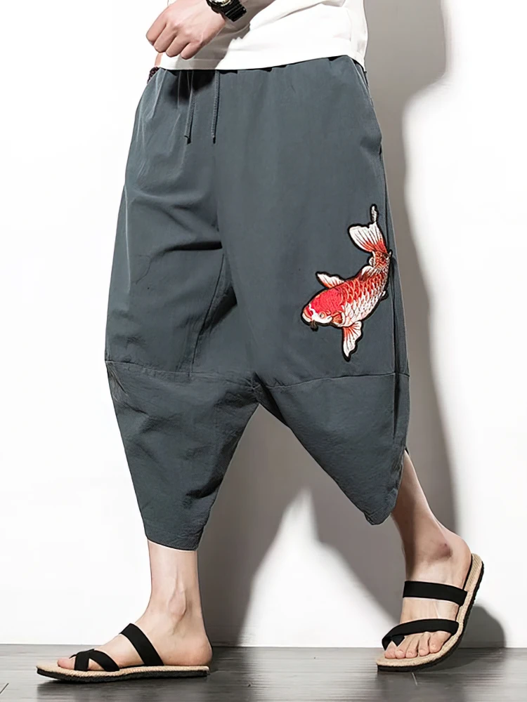 กางเกงขาสั้นผ้าฝ้ายลินินปักลายจีนสำหรับฤดูร้อน ผู้ชาย ทรงหลวม ขากว้าง สไตล์ลำลอง กางเกงคาปรี ผู้ชาย กางเกงกีฬาวิ่ง 2025