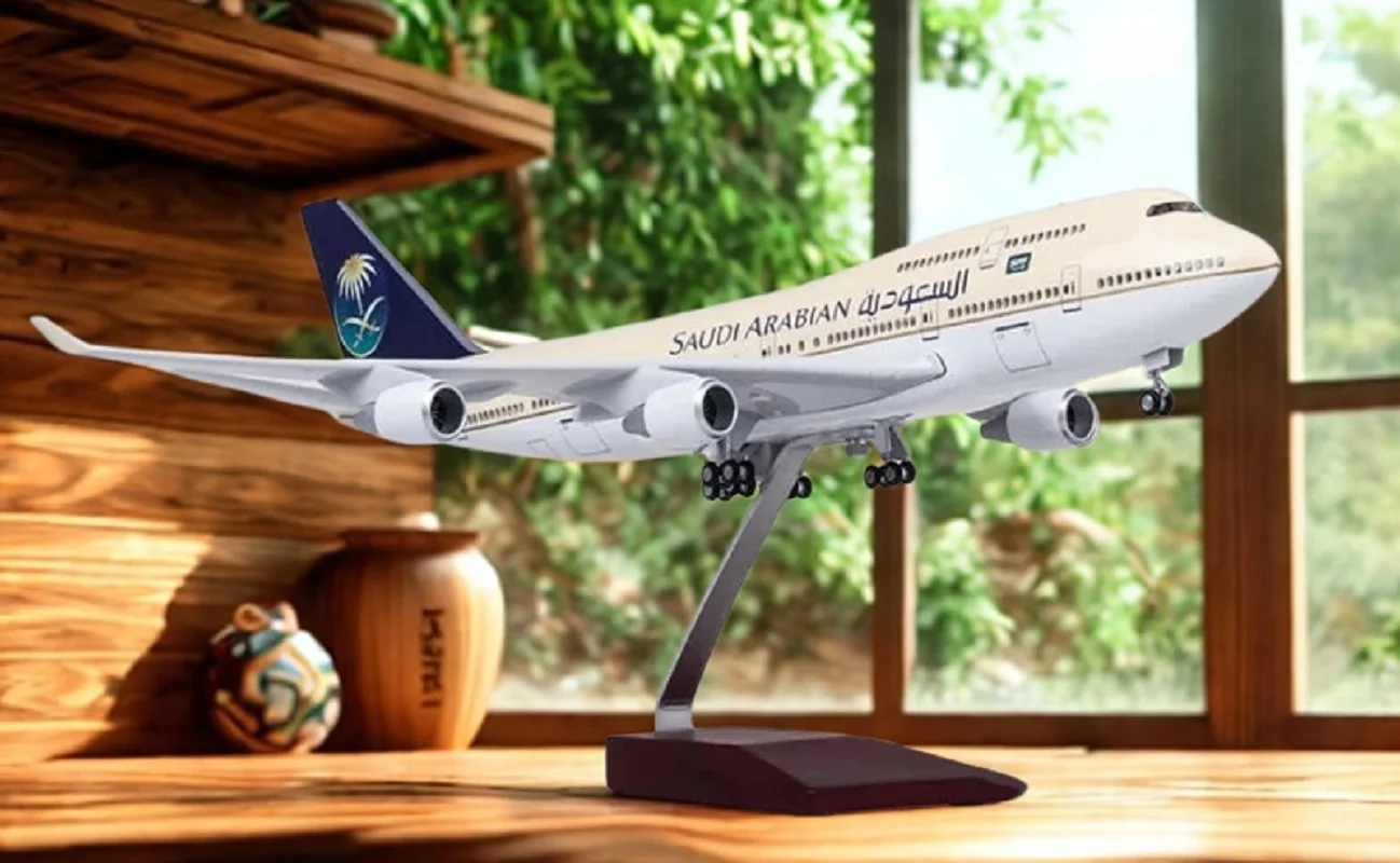 

Decor 1/150 Scale 47cm Airplane B747-400 Aircraft Saudi Arabian Airlines Model W Light Landing Gears Diecast Desk Accessories