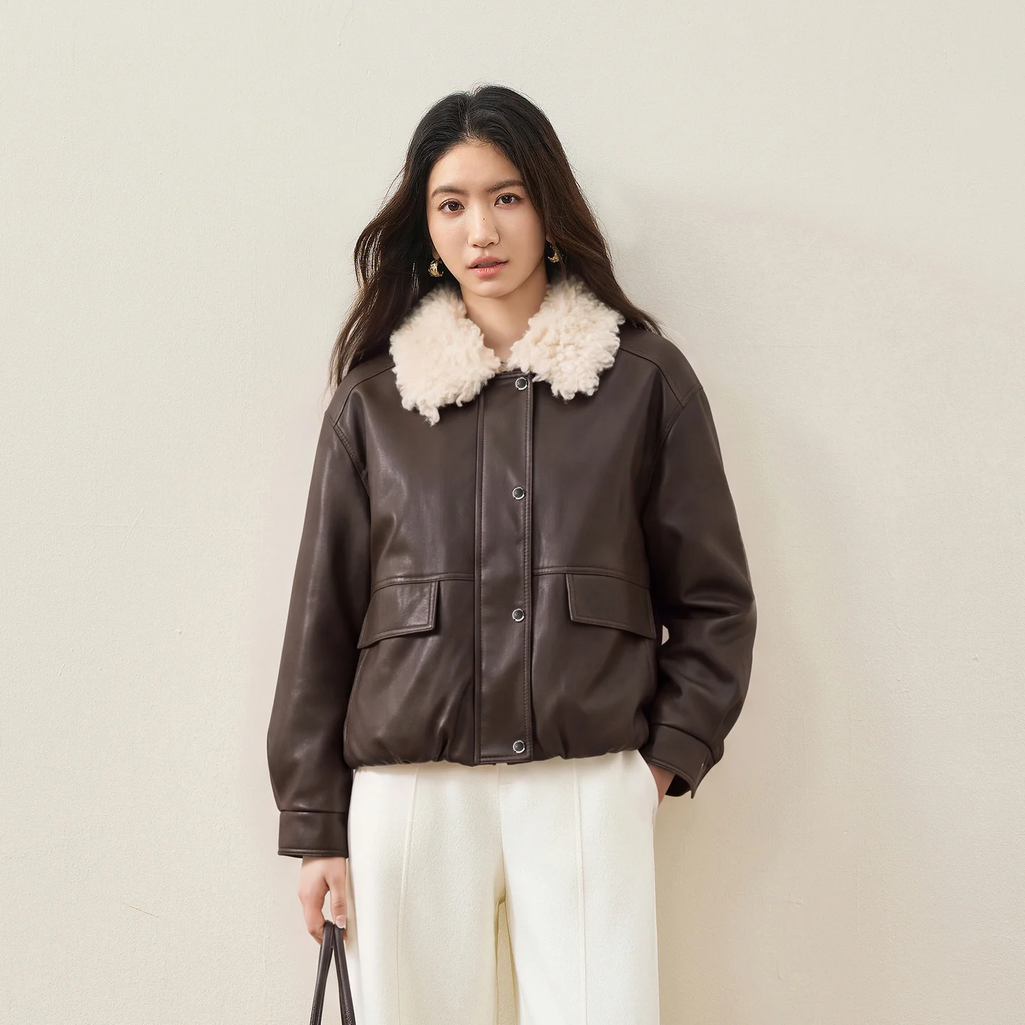 SENTUBILA Women Faux Leather Teddy Fleece Jacket Vintage Winter Contrast Faux Fur Collar Flattering Commuter Outerwear W64PD8070