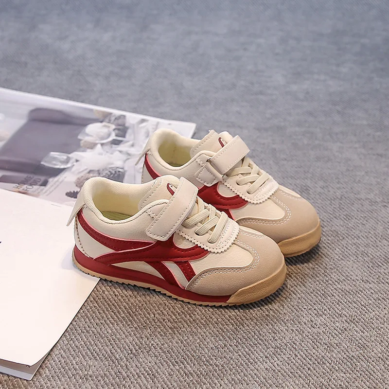 

Новые детские спортивные кроссовки для тренировок, нескользящие, популярные, для скейтбординга, для мальчиков и девочек, на липучках, стильные, универсальные