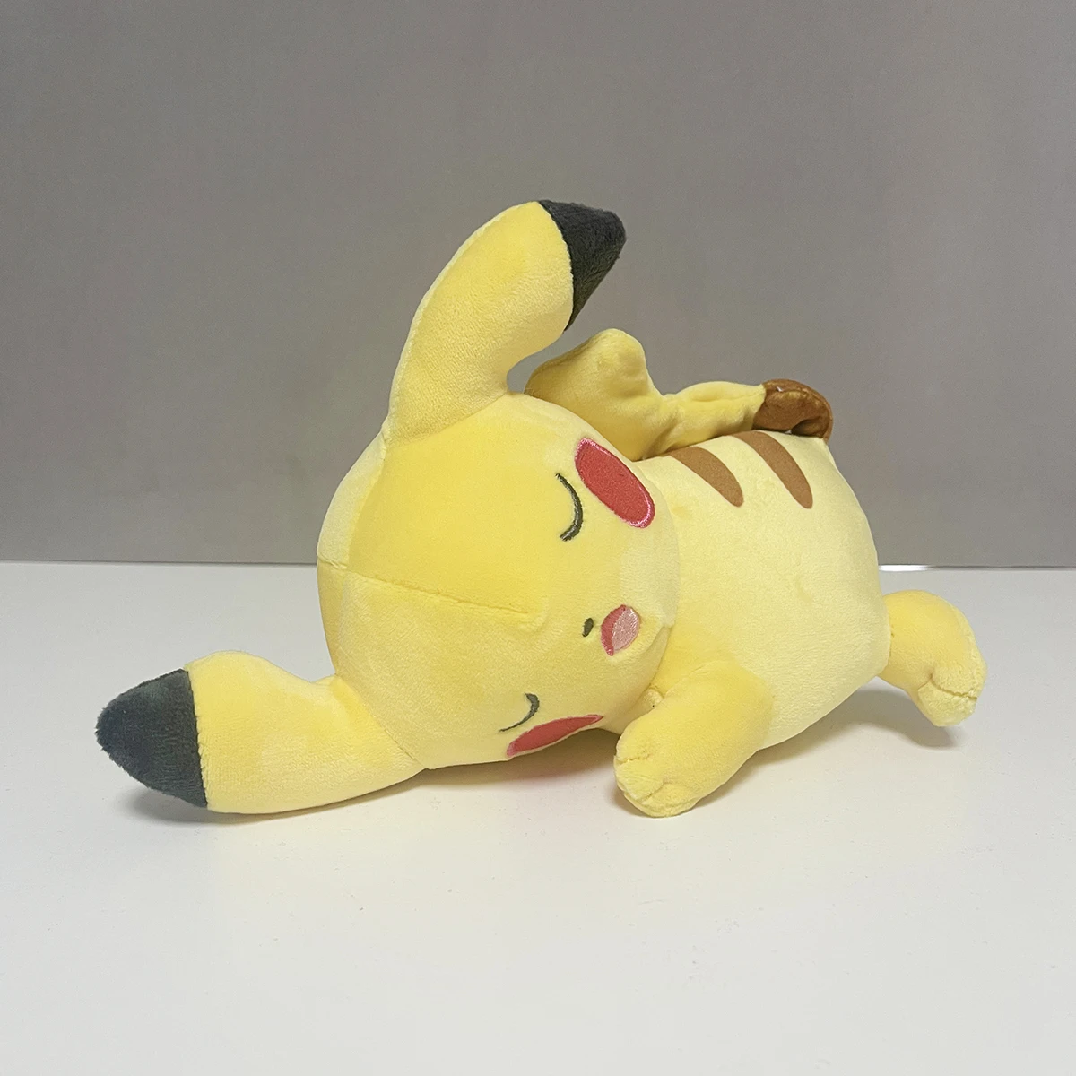 

Sleeping Sylveon Pokemon Charizard Peluche Plush Toy Pachirisu Piplup Pichu Leafeon Glaceon Gengar Sprigatito Pikachu Doll Gift