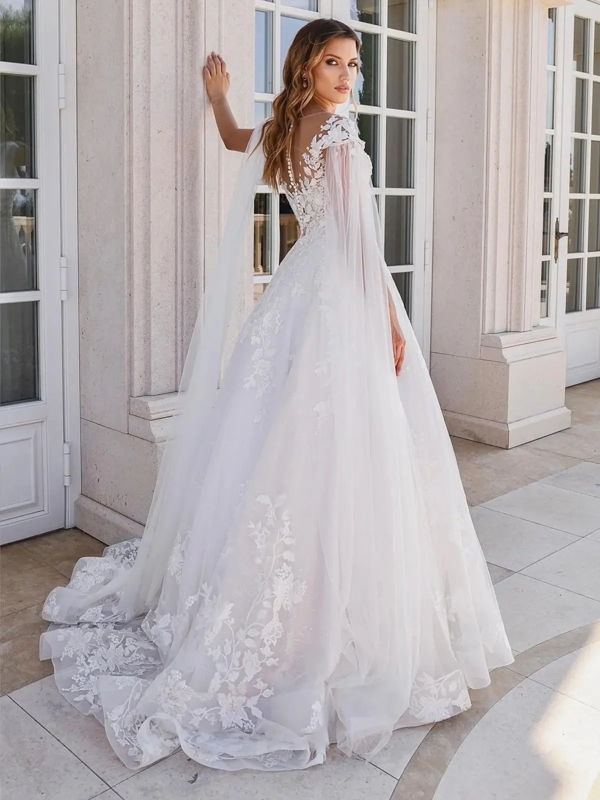 Charming Lace A-Line Floral Laces Tulle Wedding Dresses for Bride Appliques Wedding Gowns with Long Cape
