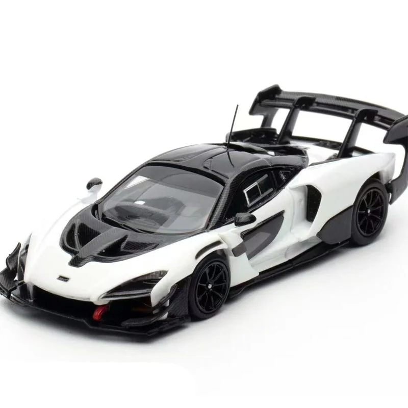 LCD 1:64 Modello di auto Senna Bianco e nero Doppia fila Ornamento in lega Malesia Mostra Veicolo in edizione limitata