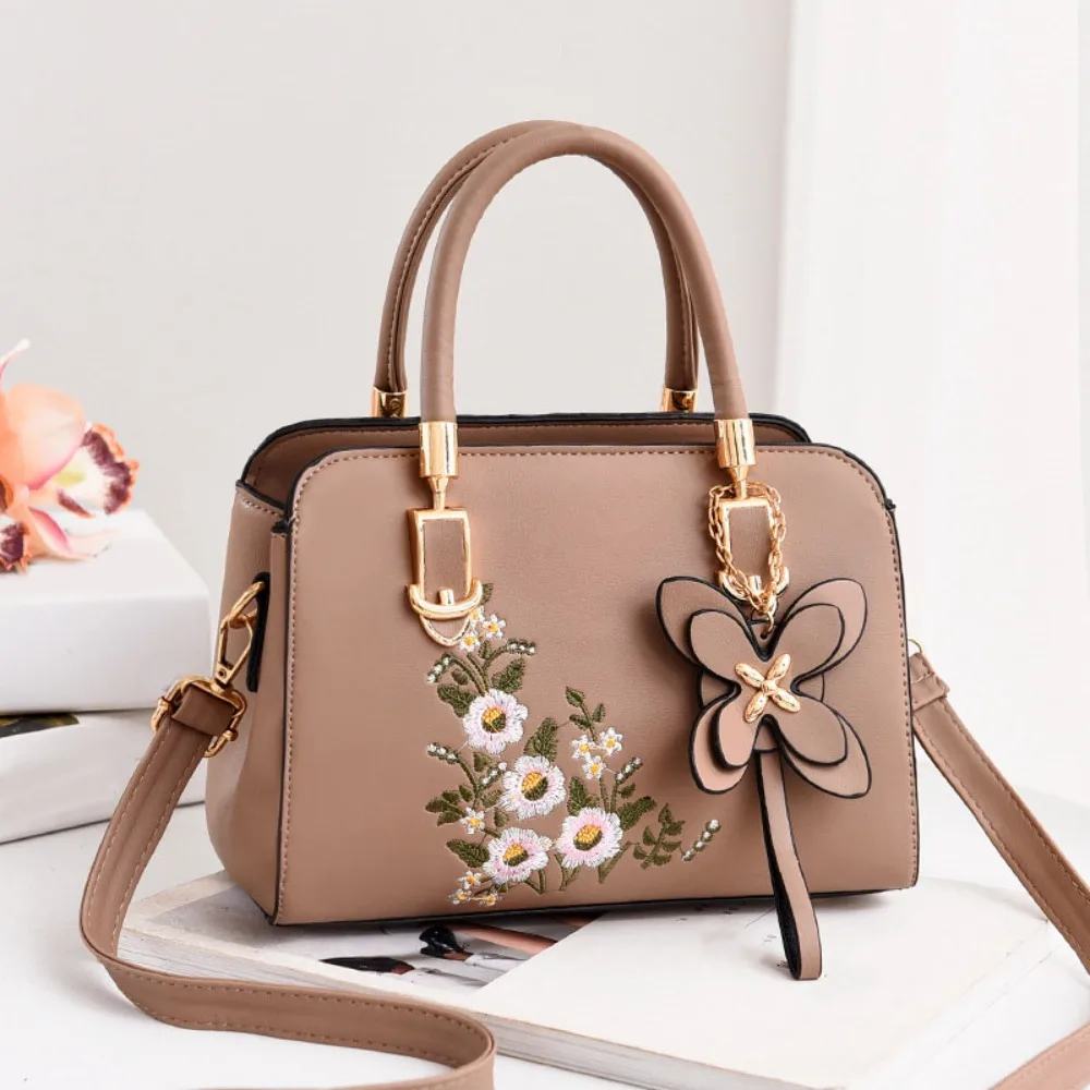 

Модная элегантная сумка для мамы из искусственной кожи с подвеской Y2K, квадратная сумка с милой вышивкой, большая вместительная сумка, элегантная сумка на плечо для улицы