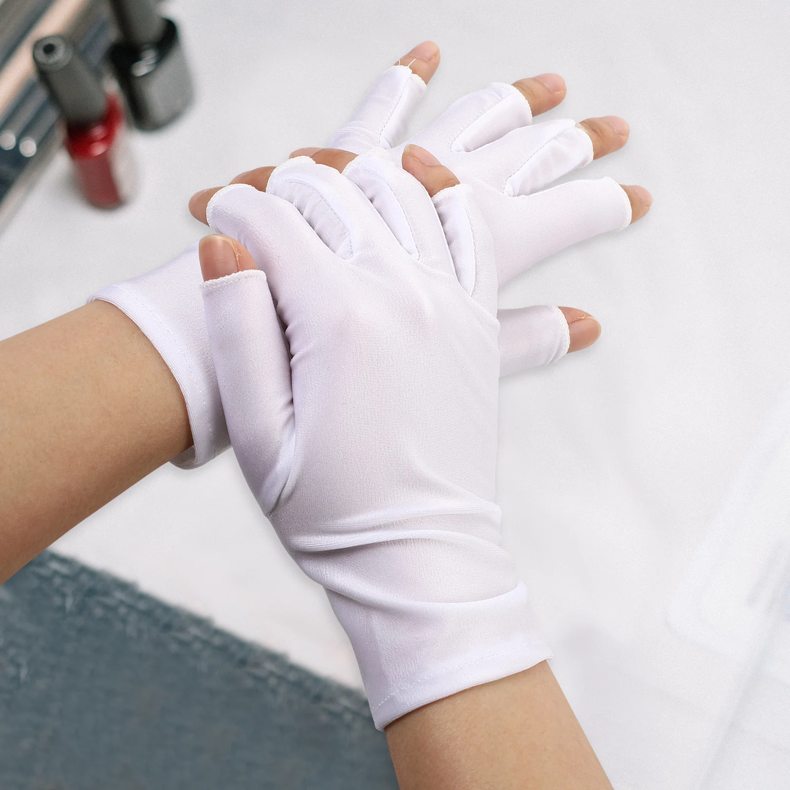 زوج واحد من أدوات مانيكير الأظافر المضادة للأشعة فوق البنفسجية مفتوحة الأصابع من البوليستر المسامي واقي من الشمس نصف إصبع في الهواء الطلق