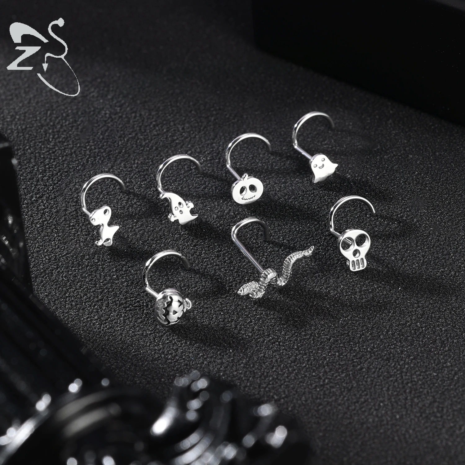 ZS 1PC 20G Pumpkin Skull Snake Nose Piercing Stainless Steel Halloween Nose Stud Black Color Screw L Shape Nostril Piercing