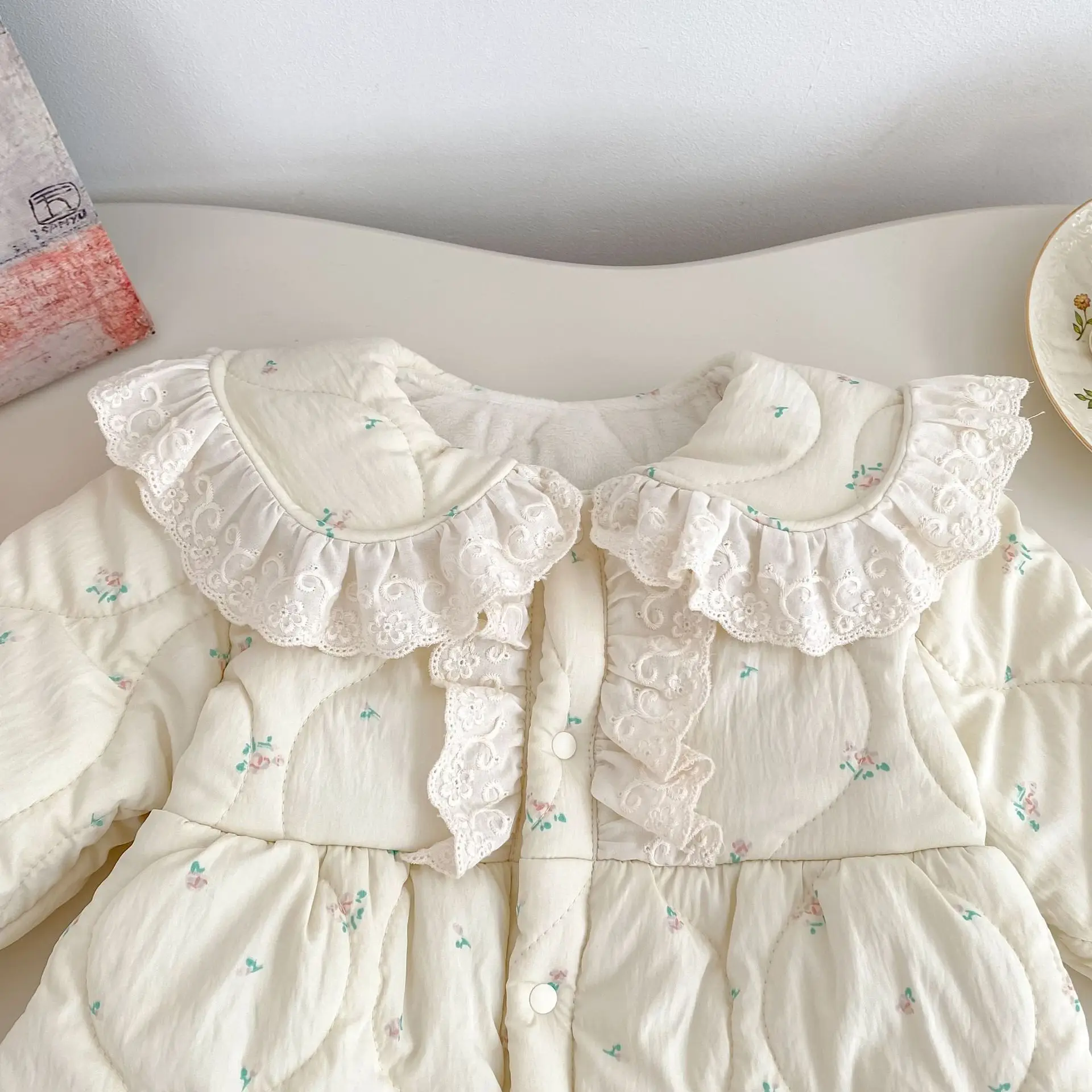 Zimowy kombinezon dla niemowląt z długim rękawem i kwiatowym wzorem, ocieplany pluszem, gruby pajacyk dla noworodków i małych dziewczynek, ciepłe ubranka z klapami, 2025