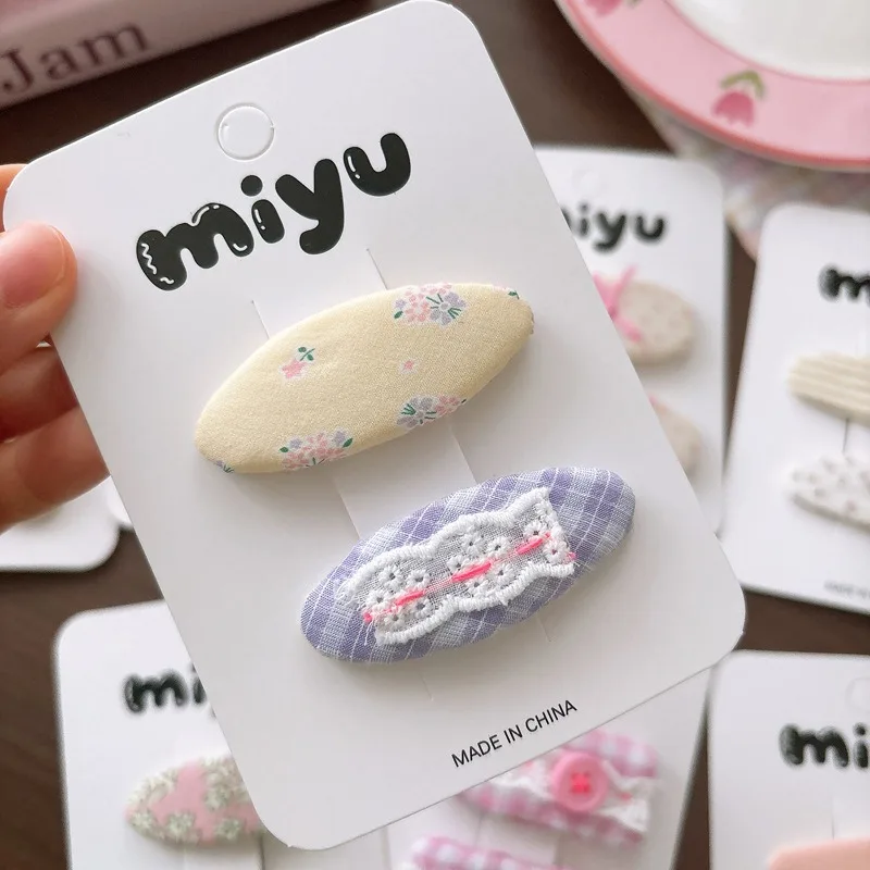 

Новые милые заколки для волос из кружевной ткани с цветочным узором для девочек, весенне-летние, для боковых прядей, с бантом, нескользящие, на каждый день