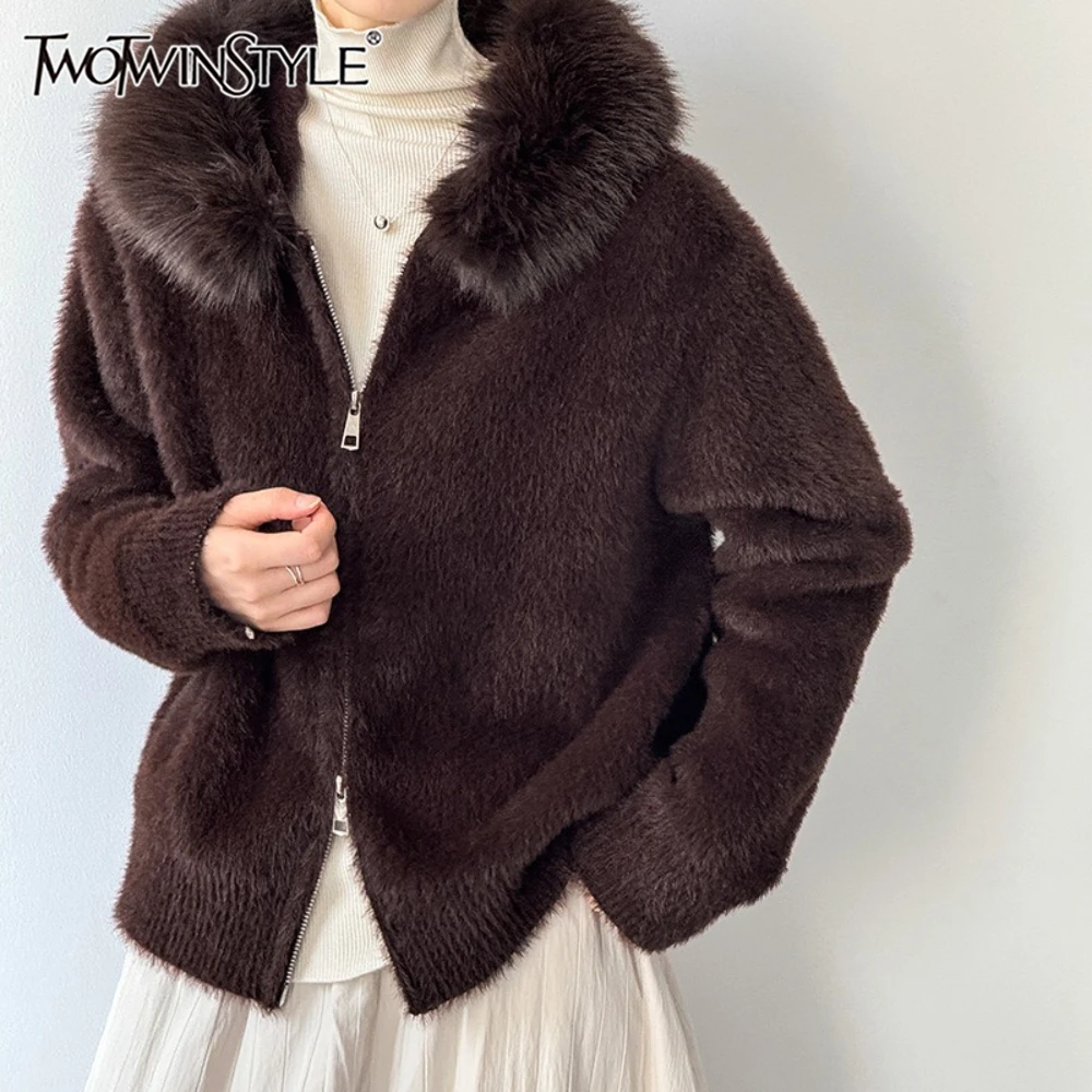 

TWOTWINSTYLE однотонная шикарная куртка из сращенного меха, женская свободная повседневная уличная одежда с лацканами и длинными рукавами, женские куртки, осенняя мода, новинка