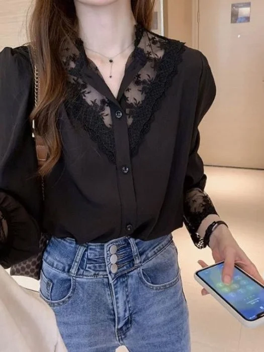 

Элегантная черная блузка с кружевными вставками и V-образным вырезом, с длинными рукавами, женская, весенний стиль, омолаживающий эффект, свободный крой, на пуговицах, повседневная мода