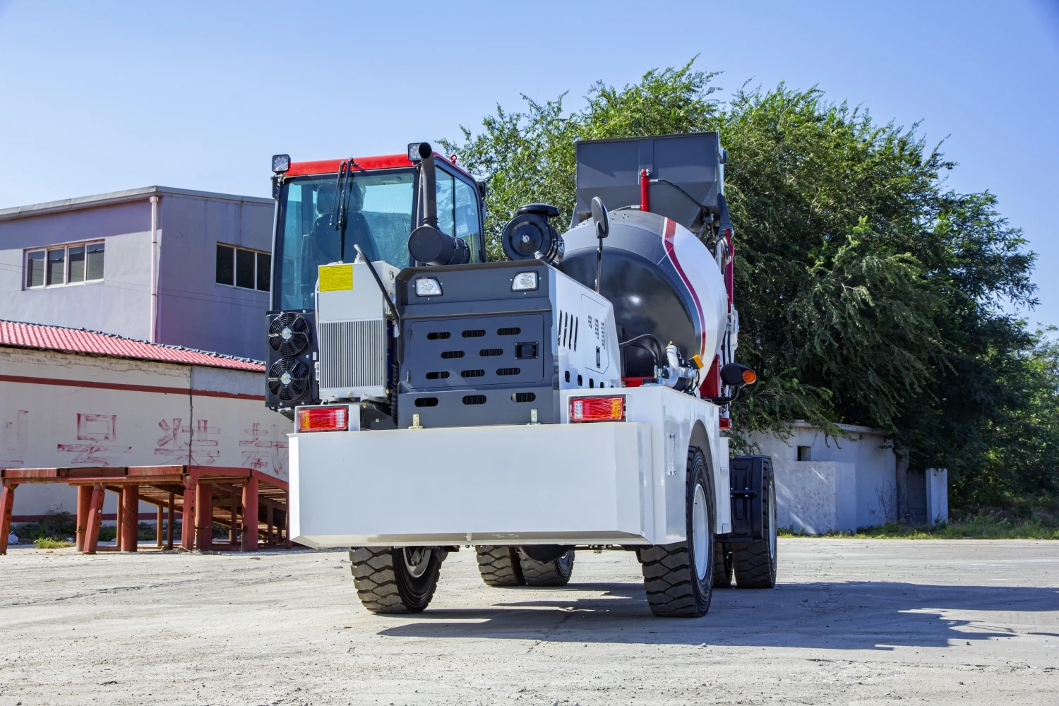 Truk Mixer Beton Otomatis 4m3 Baru dari Cina dengan Mesin Inti, Bearing & Gearbox untuk Penggunaan Konstruksi