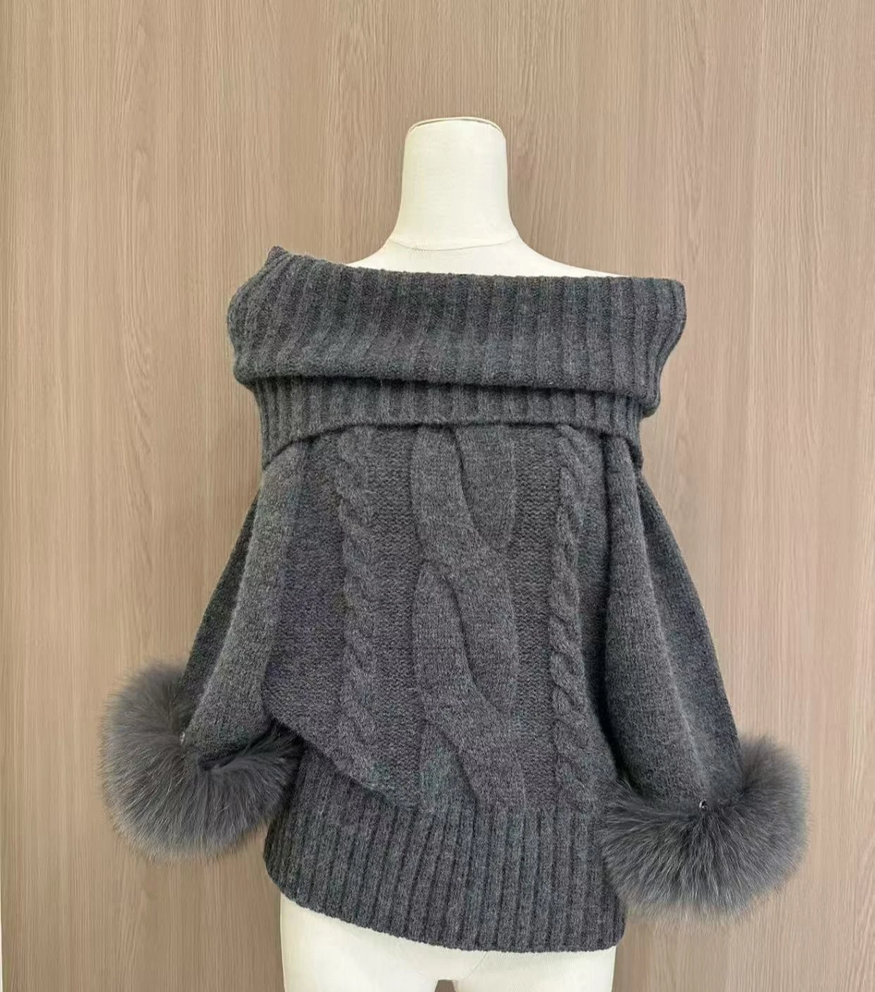 2025 شتاء جديد ملابس نسائية هوديي نصف عالية الرقبة كتف واحد تصميم محبوك سترة