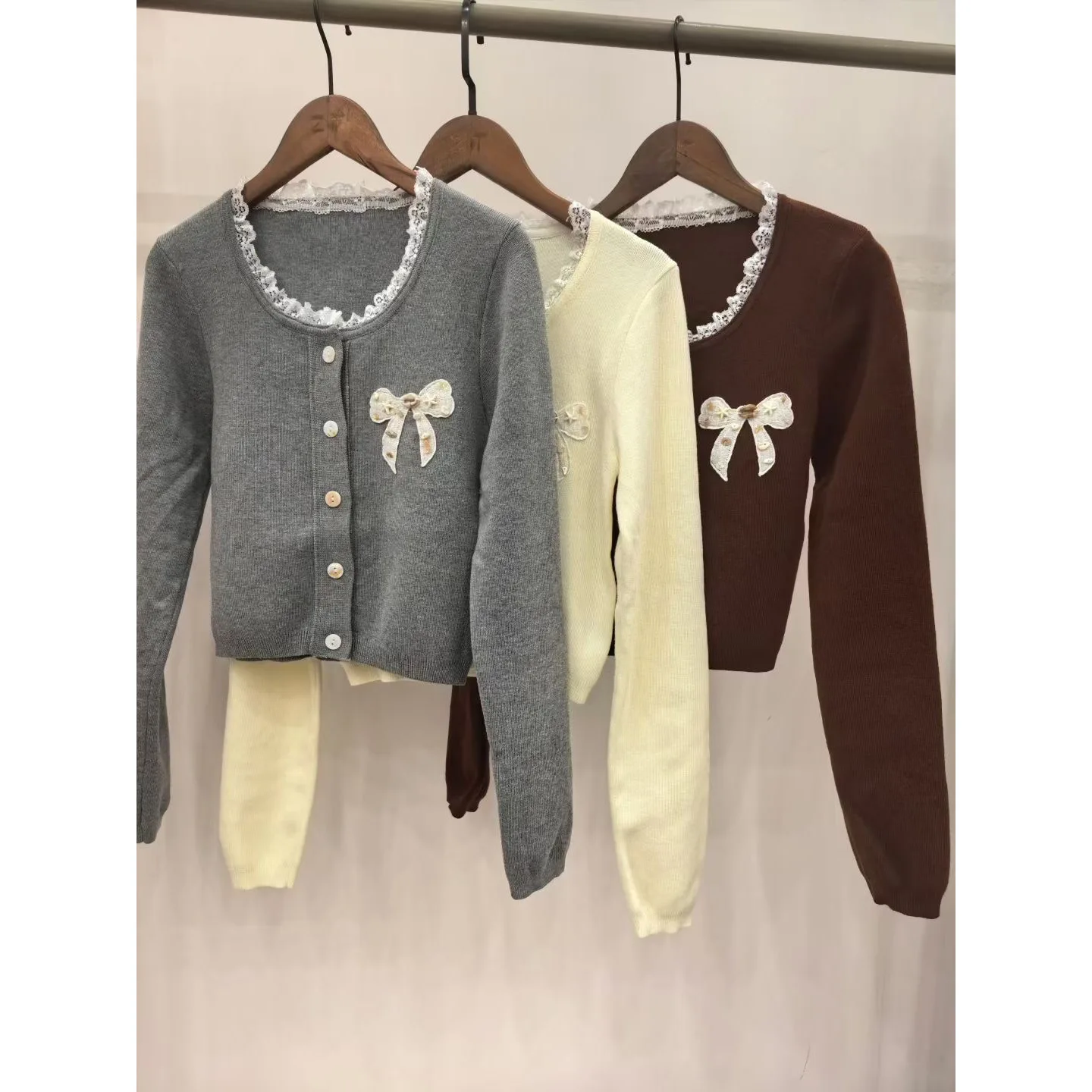 

Ранняя осень 2022, новый кружевной лоскутный кардиган с рюшами и круглым вырезом, модный милый возрастной короткий вязаный кардиган, пальто