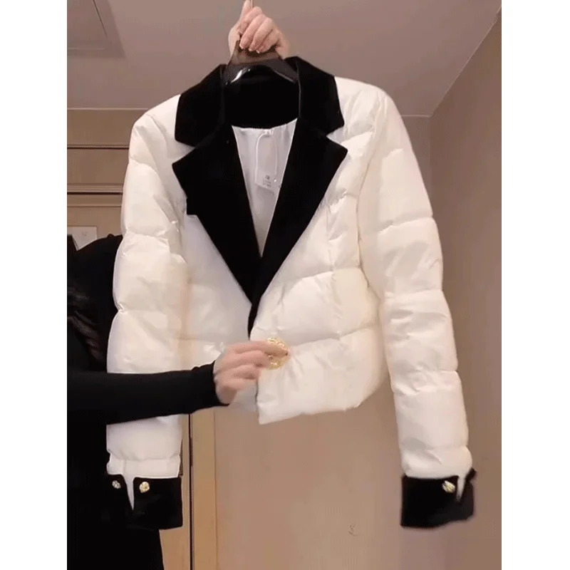 เสื้อแจ็คเก็ตฤดูหนาวผู้หญิงปี 2025 ปกบากสีขาว เสื้อโค้ทสั้นบุใยสังเคราะห์ สไตล์ลำลองสำหรับใส่ทำงาน หรูหรา สง่างาม ดูเป็นมืออาชีพ