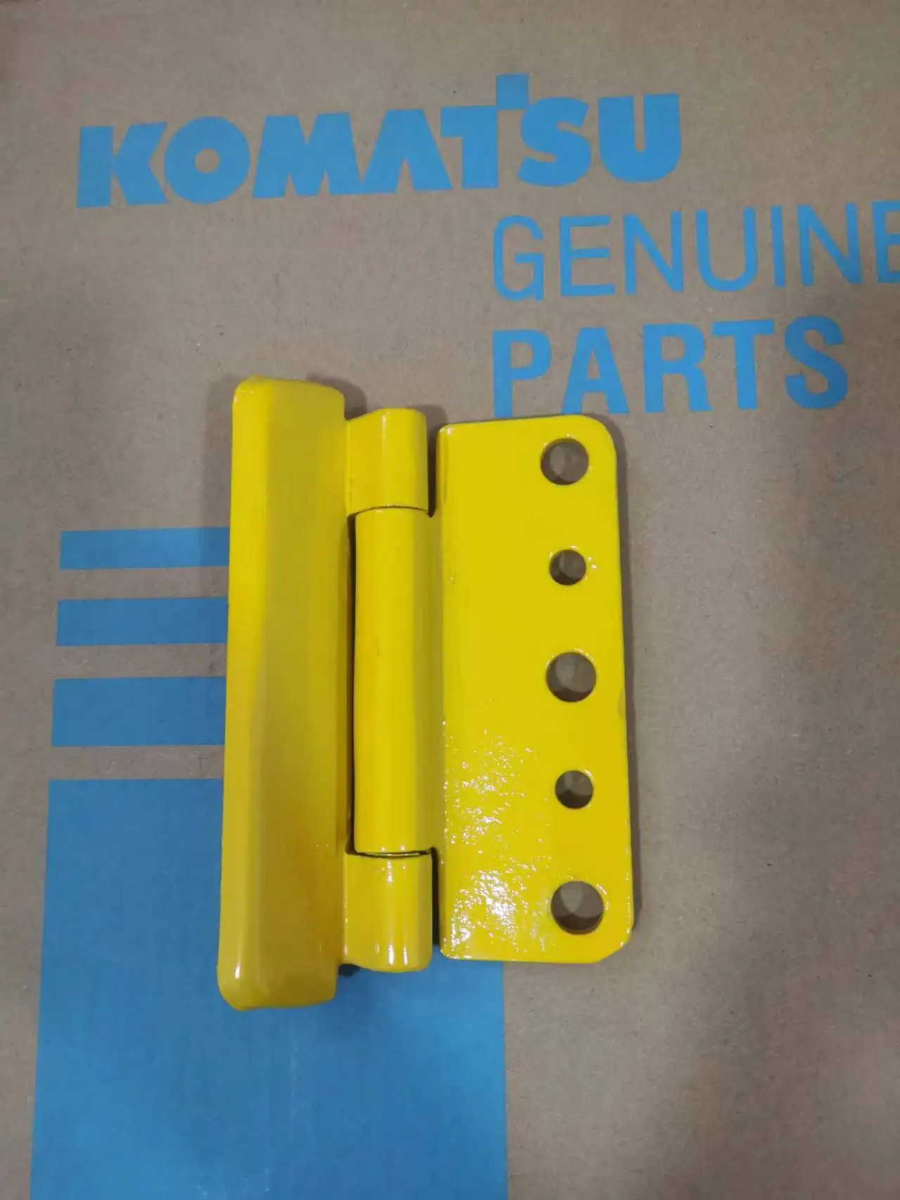 Suitable for Komatsu Excavator Original Cab Door Hinge PC200/220/240/360/450-8M0 Points Black Yellow