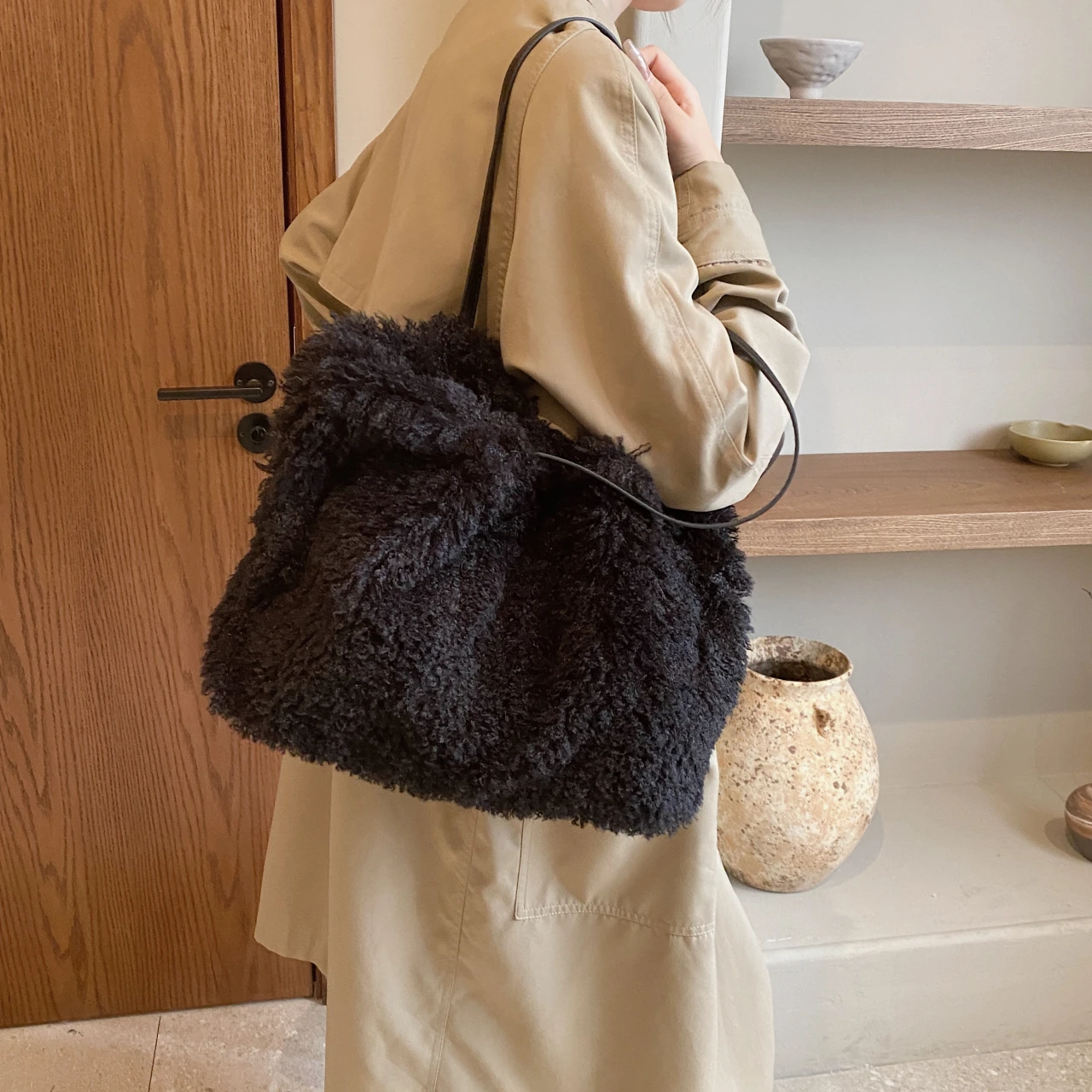 Luxury Khaki Faux Fur Shoulder 2024, зимняя мягкая пушиста плюшевая сумка, модная женская сумка-шоппер большой вместимости, сумка-тоут с верхней