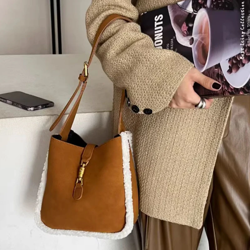 England Style Faux Suede Bags For Womens Luxury Designer Handbags Purses 2023 New In Plush Trim Lock With Inner Pocket Shoulder