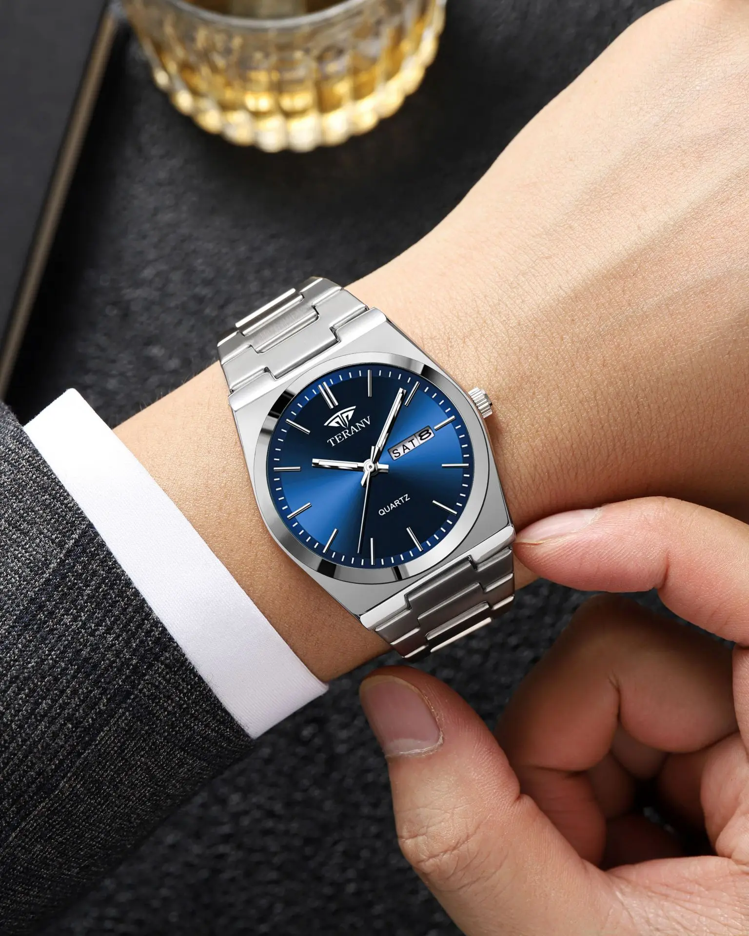 Stainless steel men's steel strip watch, luminous calendar, fashionable men's watch, versatile quartz watch