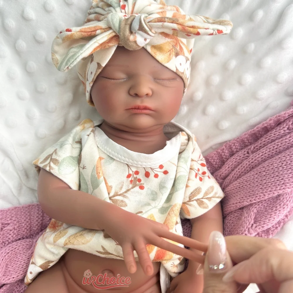 20-calowa lalka reborn z otwartymi ustami, ciemną skórą, realistyczna, ruchoma, silikonowa, ręcznie robiona, obciążona, elastyczna lalka do sesji zdjęciowych w studio.