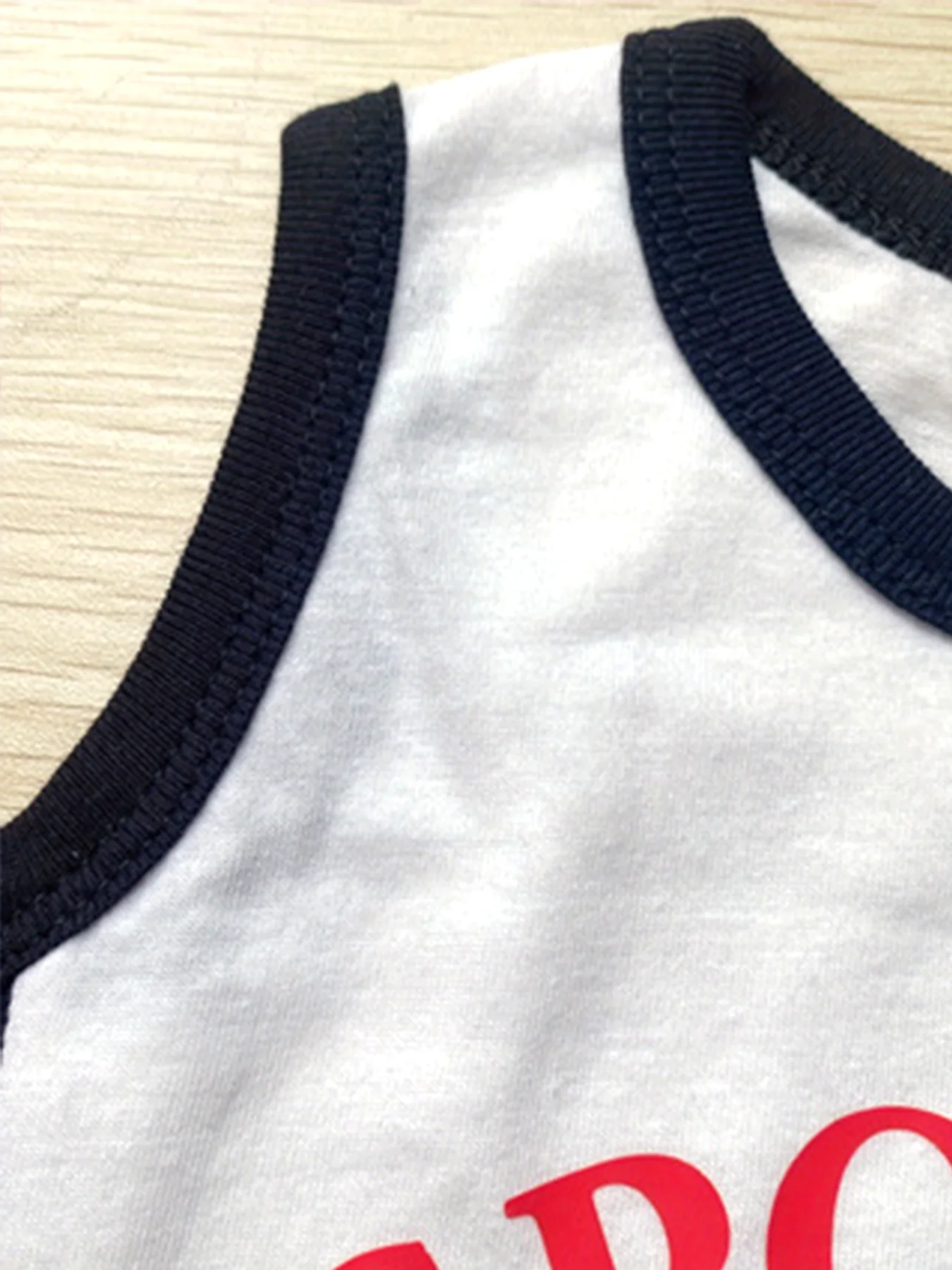 Nein. 23 Rot-weißes, farblich abgesetztes, ärmelloses 3-teiliges Activewear-Set aus Baumwolle für Baby-Jungen – ein lustiges und verspieltes Geschenkset für Fotoshootings – Detail 11