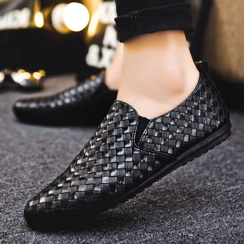 Modische und klassische Herren lederschuhe für den Frühling mit einstufigem Slip-On-Design und glänzender Oberfläche