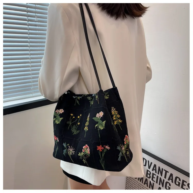 ISKYBOB 2023 Women Large Capacity Embroidered Tote Bag New Trendy Cloth Bag Shoulder Bag Black Flower Textured Bucket Bag