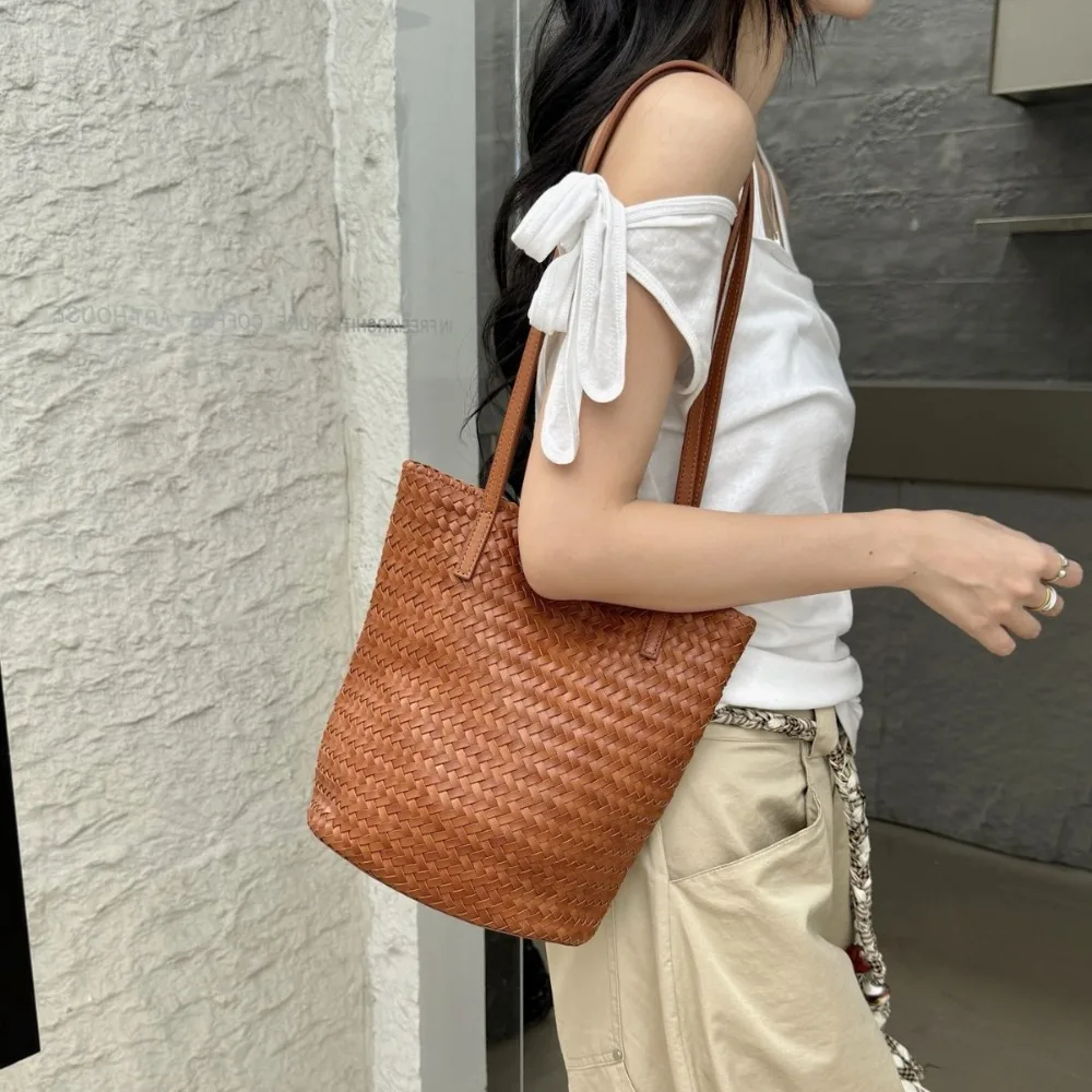

Niche Light Luxury First-layer Vegetable Tanned Cowhide Hand-woven Underarm Lazy Simple Design Leather Portable Bucket Bag
