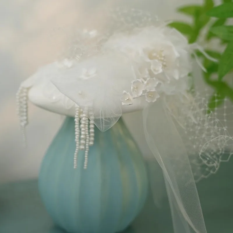 

English Satin Celebrity Banquet White Top Hat Feather Mesh Elegant Headdress