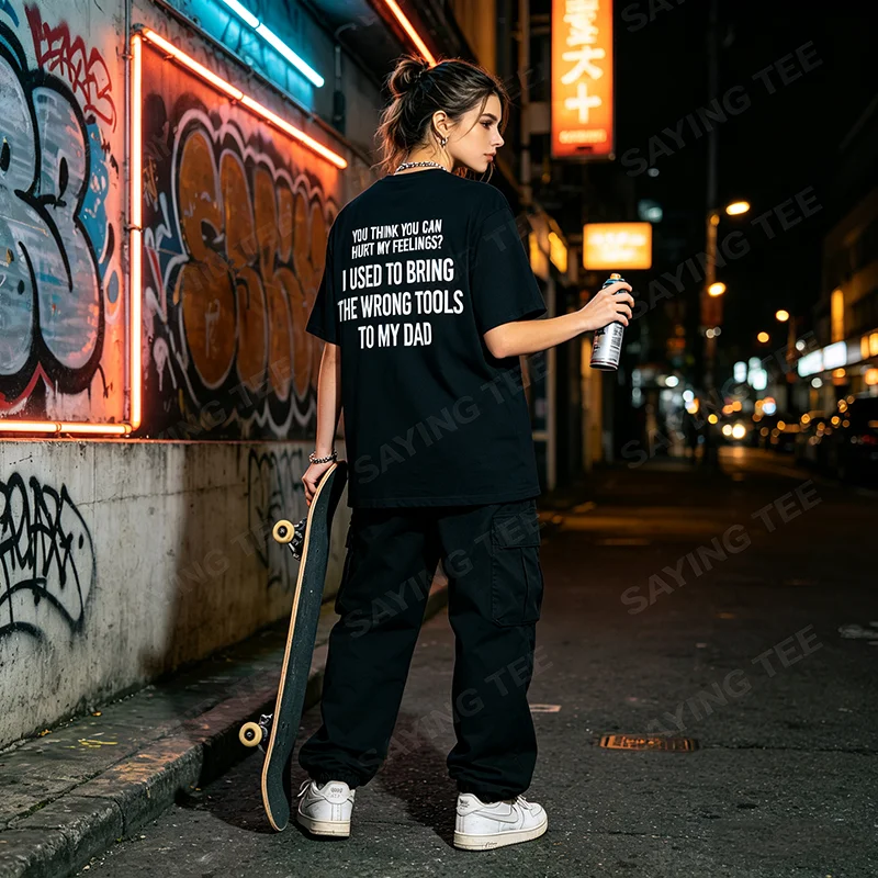 Du denkst, du kannst meine Gefühle verletzen? Ich habe einmal das falsche T-Shirt mit Y2K-Vater-Garage-Sarkasmus-Spruch getragen. Persönliches Baumwoll-Outfit. – Detail 5