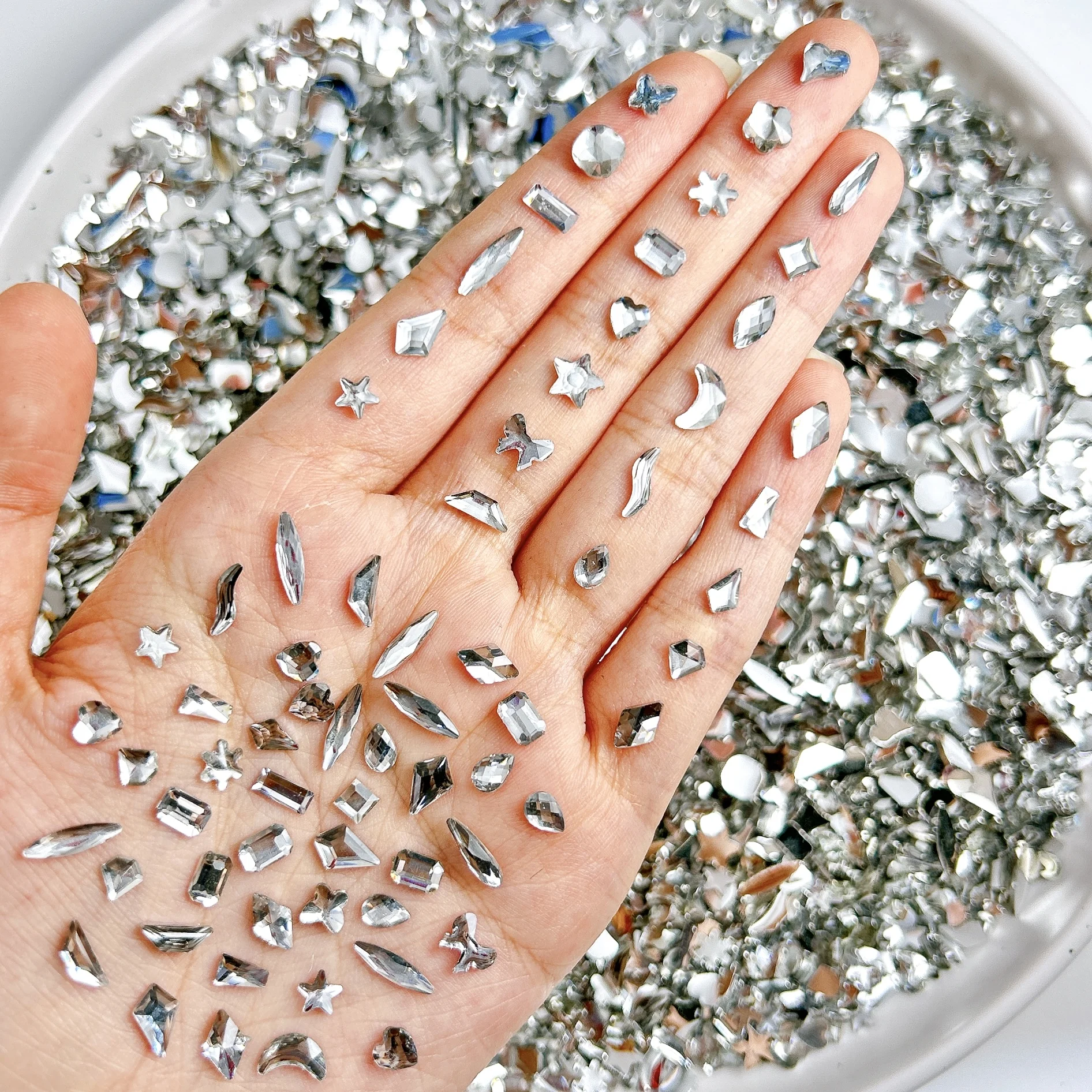 50PCS Kreative Flatback Blume Trapez Nail art Dekorationen Mehrere Stil Herz Mond Gemischte Harz Diamant Nagel Charms DIY