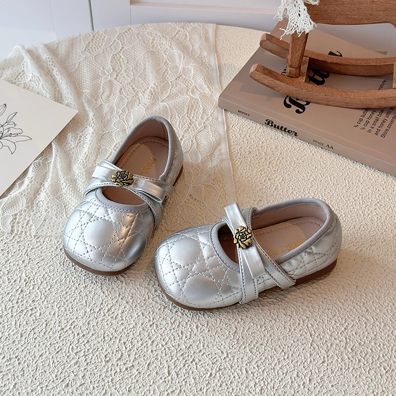 Neue, süße Mary-Jane-Schuhe für kleine Mädchen, mit gestepptem Riemen und Schleife, goldfarbener Blume, rutschfester Sohle, Prinzessinnenschuhe für Partys, Hochzeiten und den täglichen Gebrauch. – Detail 4