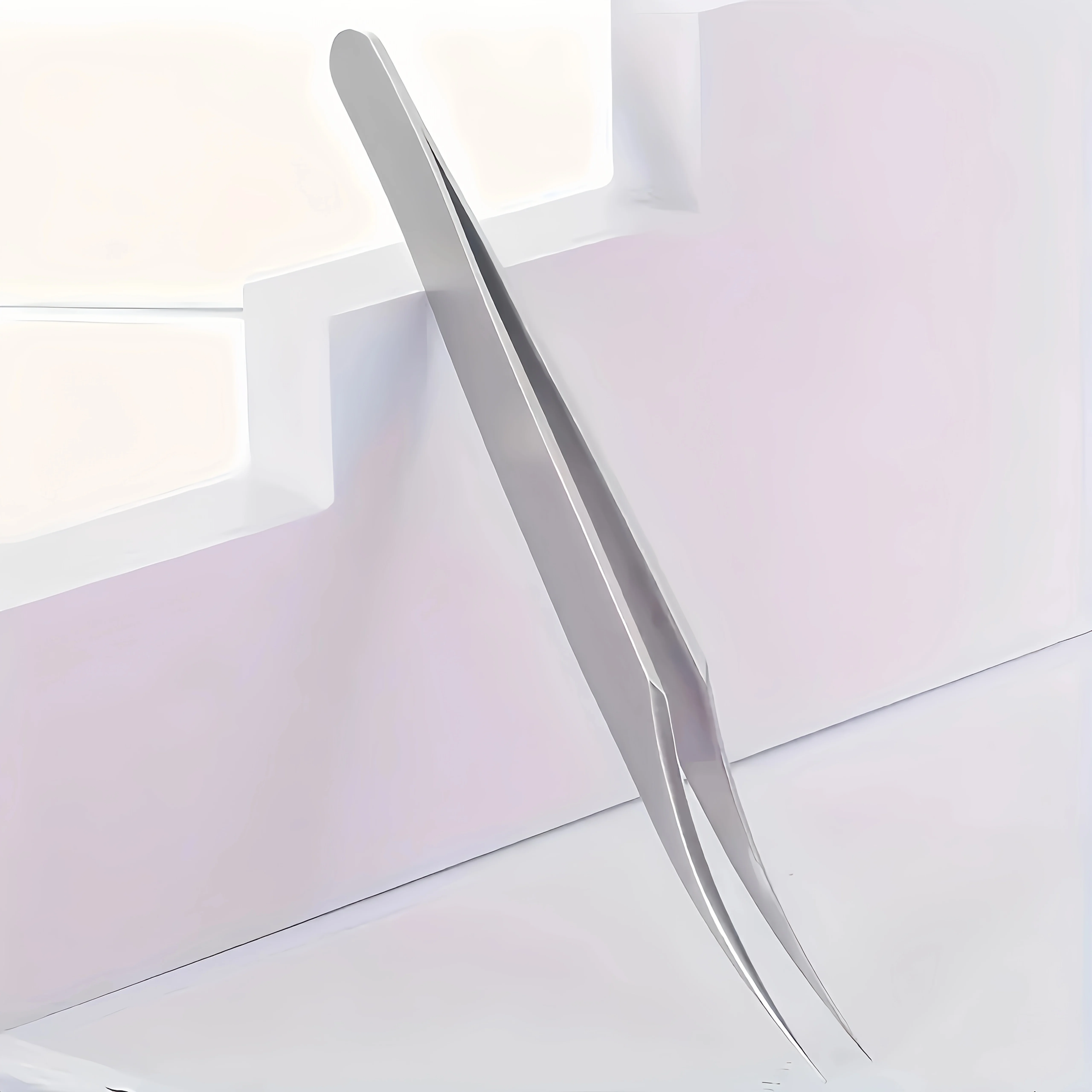 Hochpräzise silbrige Wimpernpinzette aus Edelstahl, Augenbrauen-Make-up-Werkzeug mit antistatischem, gebogenem Design, geradem Wimperngriff