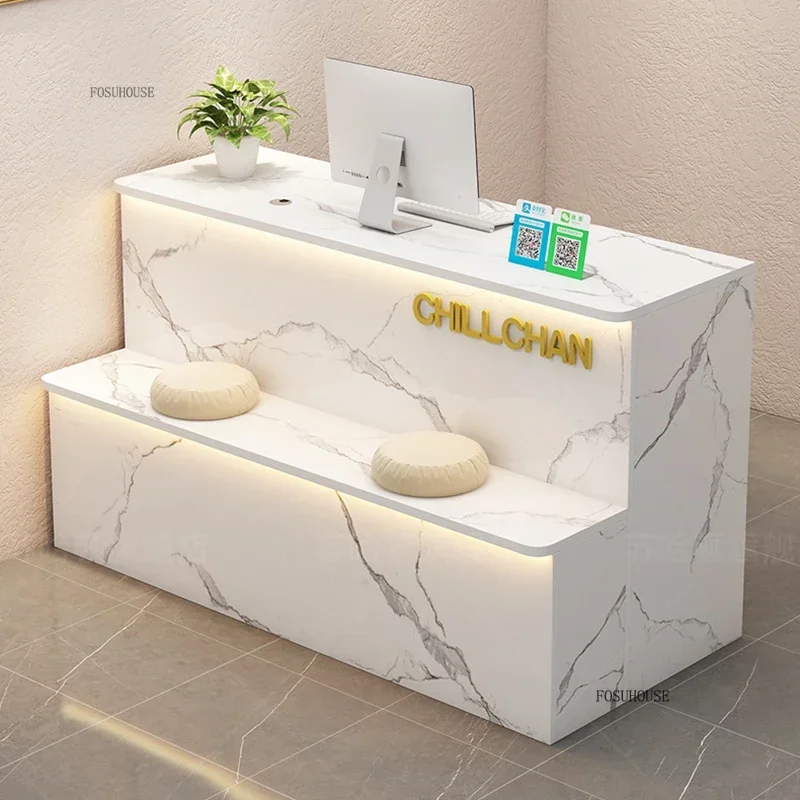 مكتب الاستقبال الفاخر متجر الملابس أمين الصندوق بسيط متجر الملابس النسائية طاولة بار صغيرة صالون تجميل شركة مكتب الاستقبال B